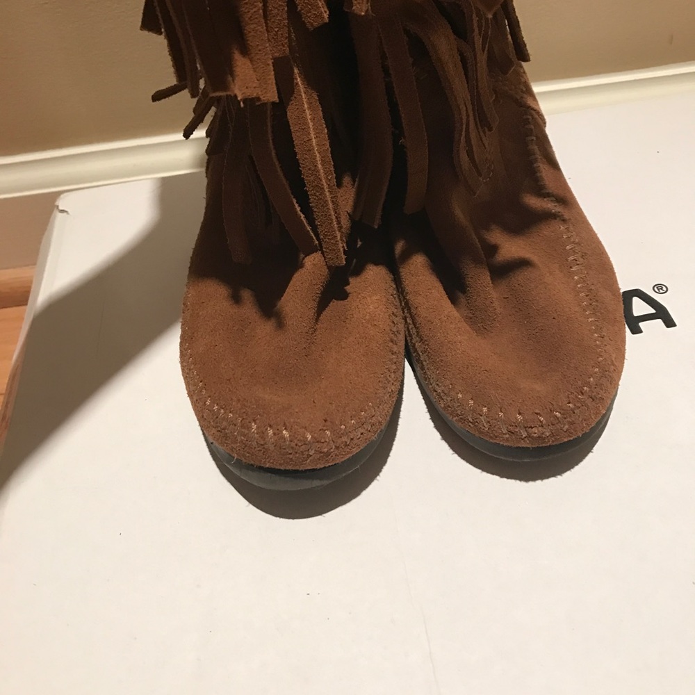Euc Minnetonka 3 Layer Fringe Boot, Size 8 - image 2